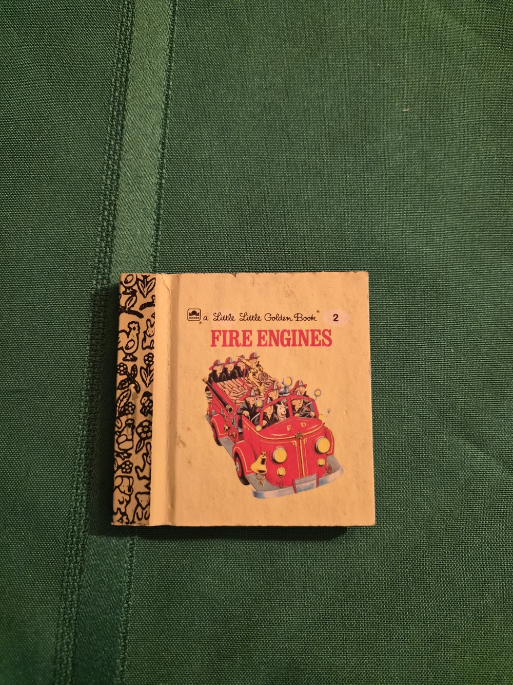 Little Golden Book: Fire Engines - Classic Kids Toy Book (Red)